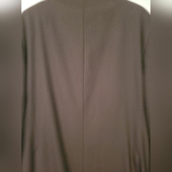 Alfani(by Macy's) Mens barely worn Black 3 button suit. 48R. - Picture 6 of 10